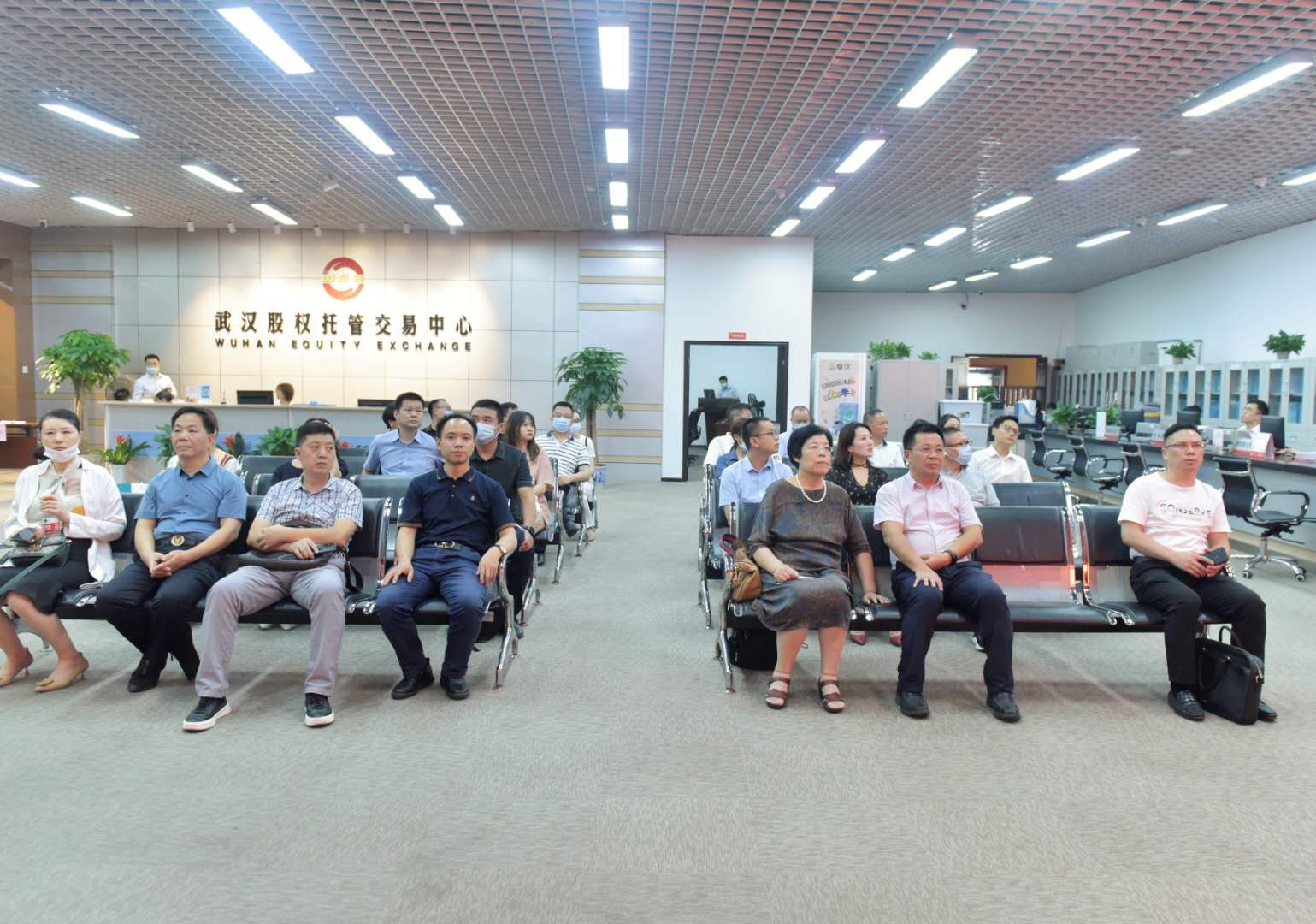 考察團一行參觀武交中心信息發布平臺.jpg